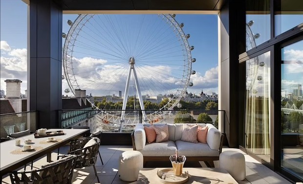 Cobertura tem vista espetacular de um dos maiores marcos modernos da Inglaterra, a imensa roda-gigante London Eye (Foto: Nest Seekers / Reprodução)