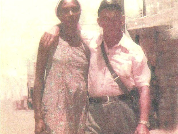 Foto obtida pela pesquisadora mostra o senhor Adolf Leipzig com a companheira em Livramento no ano de 1982, quando Hitler teria 93 anos de idade. (Foto: Simoni Guerreiro Dias / Arquivo Pessoal)