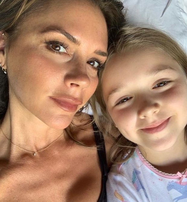 Victoria com a filha Harper, 8 anos (Foto: Reprodução Instagram)