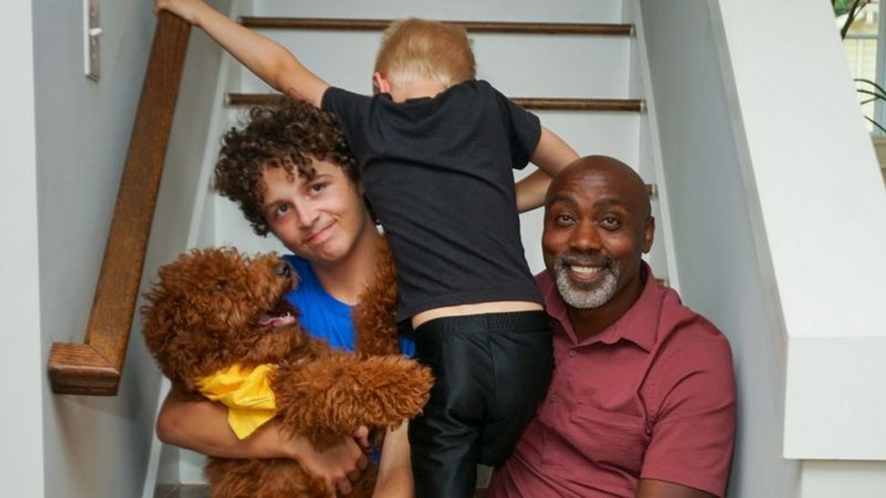 Peter diz que sofre preconceito por cuidar de duas crianças brancas — Foto: @FOSTERDADFLIPPER/INSTAGRAM/Divulgação