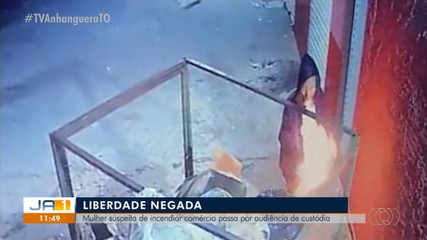Suspeita de incendiar supermercado passa por audiência de custódia e continua presa