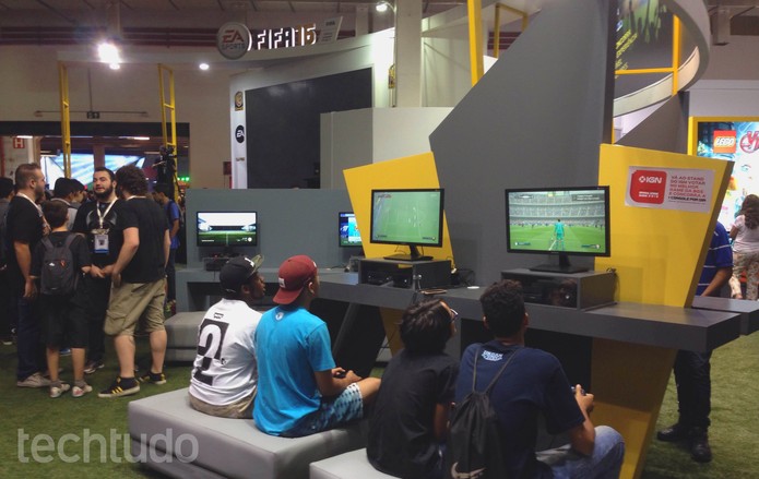 Público aproveita o estande de Fifa 16 para testar o jogo (Foto: Cassio Barbosa/TechTudo)