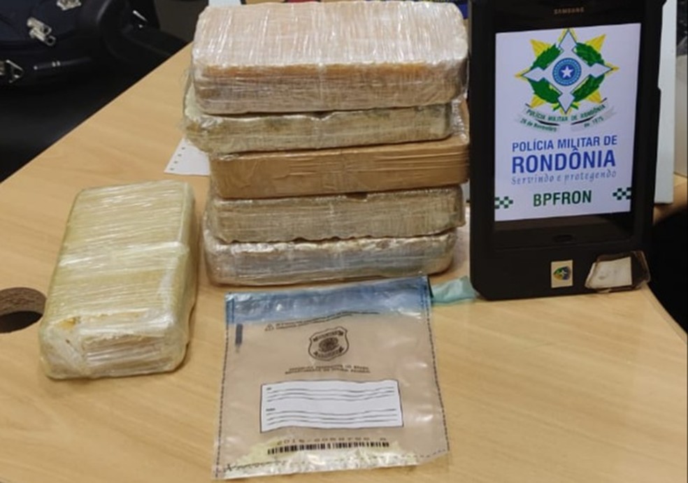 Suspeito foi preso com tabletes de cocaína em Guajará, RO — Foto: BPFRON/Reprodução