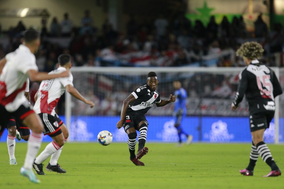 Léo teve boa noite em Vasco x River Plate — Foto: Daniel Ramalho/Vasco
