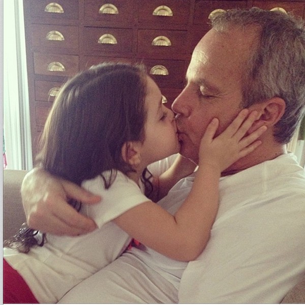 Pai e filha demonstram carinho  (Foto: Reprodução/Instagram)