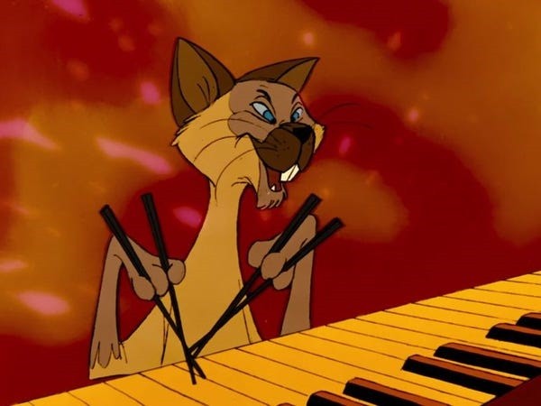 Gato tocando piano com hashi em 'Os Aristogatos' (Foto: Divulgação )
