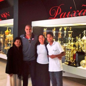 Adriano recebe a visita da família do CT do Atlético-PR (Foto: Reprodução/Twitter)