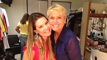 Visita surpresa! Fernanda Souza posa com rainha (Divulgação / Xuxa Produções)