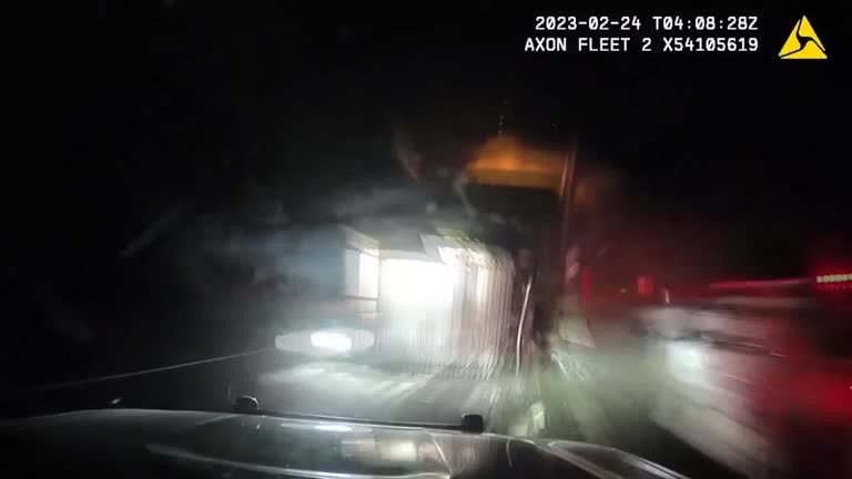 Vídeo mostra caminhão batendo de frente com veículos nos EUA