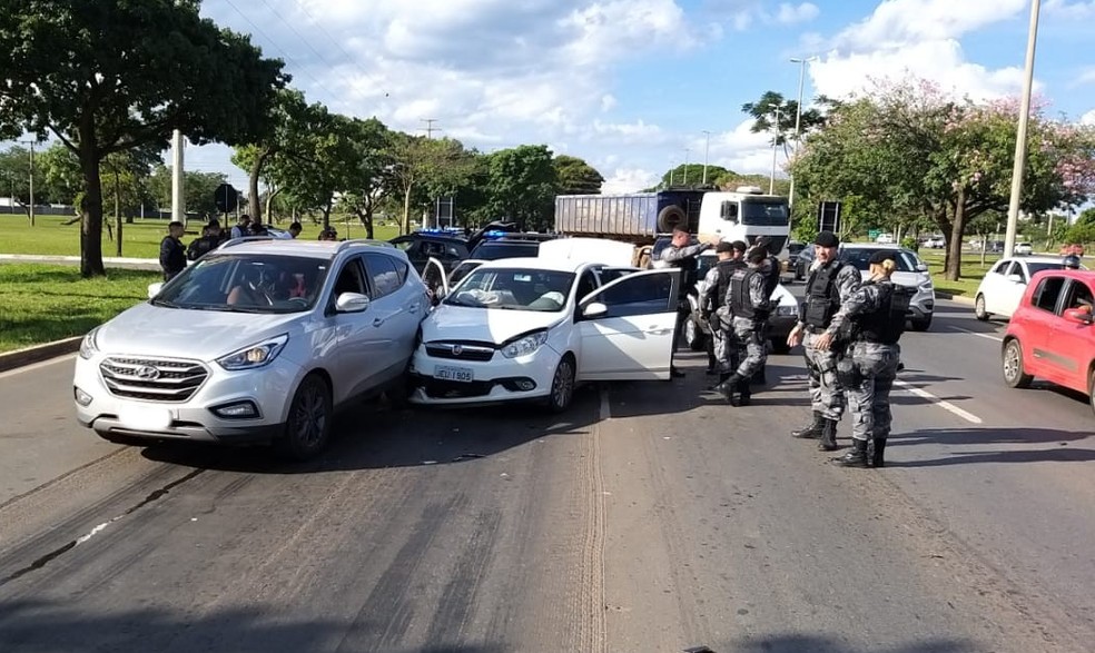 Perseguição policial termina em acidente entre carro roubado e outro veículo na Epia, em Brasília — Foto: Polícia Militar/Divulgação