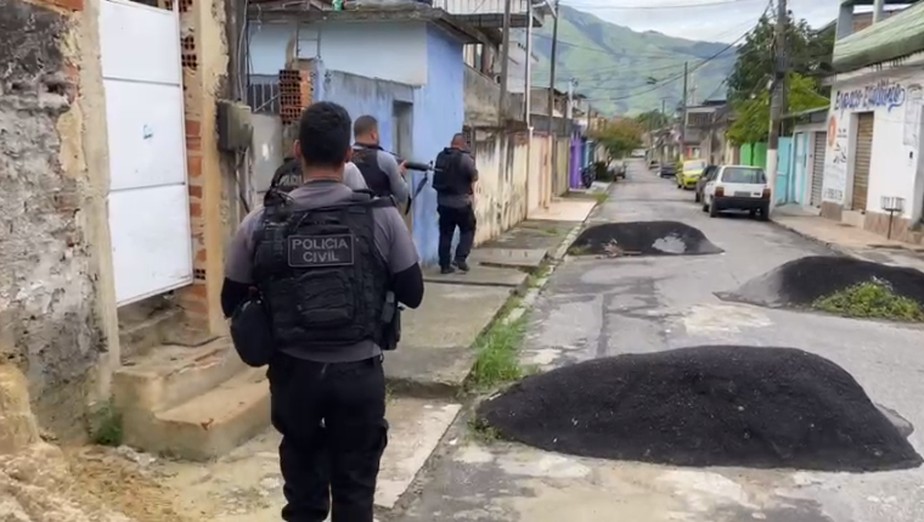 Policiais civis deflagram ação na Vila Aliança, na Zona Oeste do Rio, nesta manhã