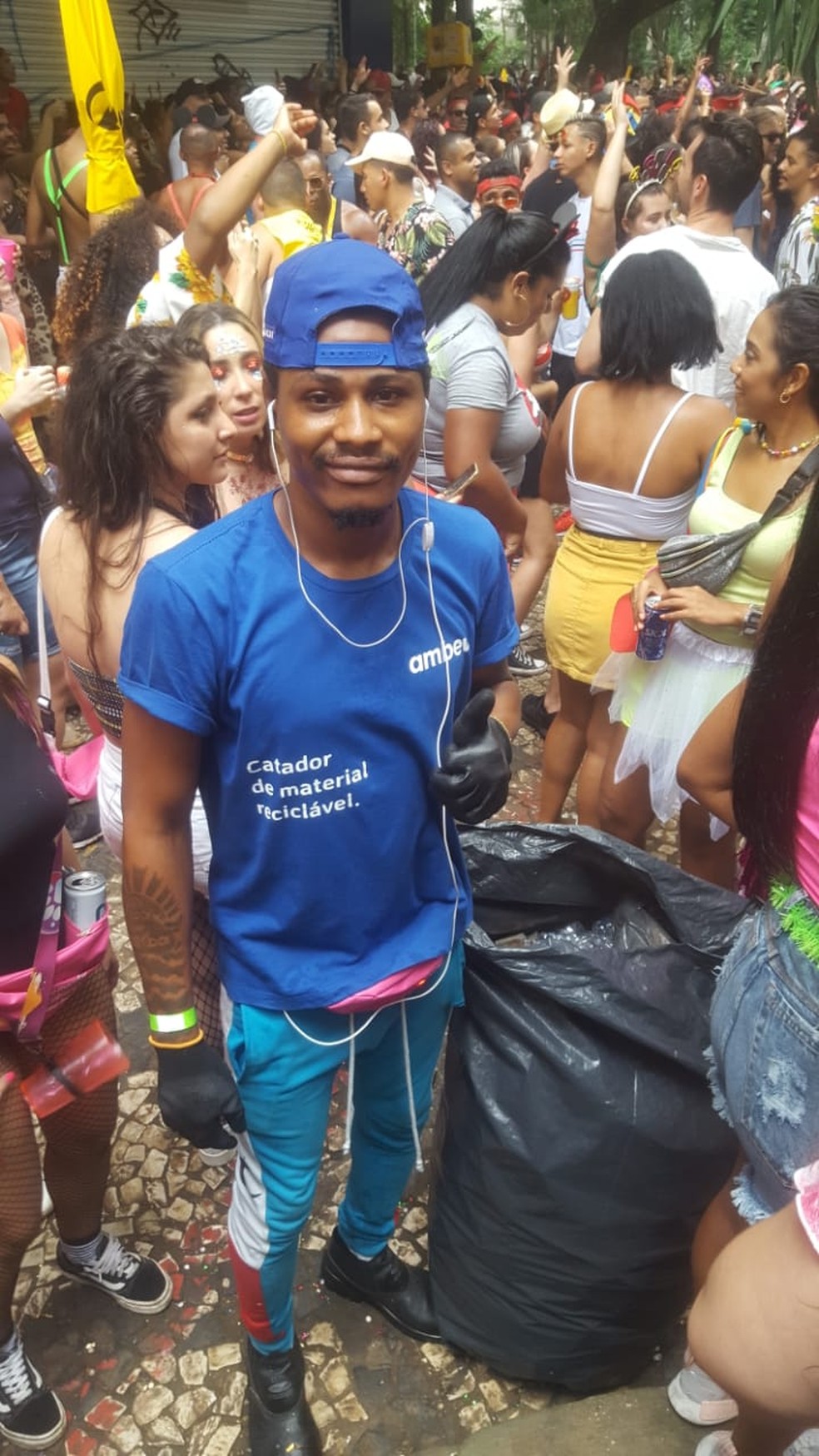 Rafael Manoko, de 30 anos, angolano, esta no Brasil h cinco meses e faz parte de um projeto de reciclagem.  Foto: Rodrigo Rodrigues