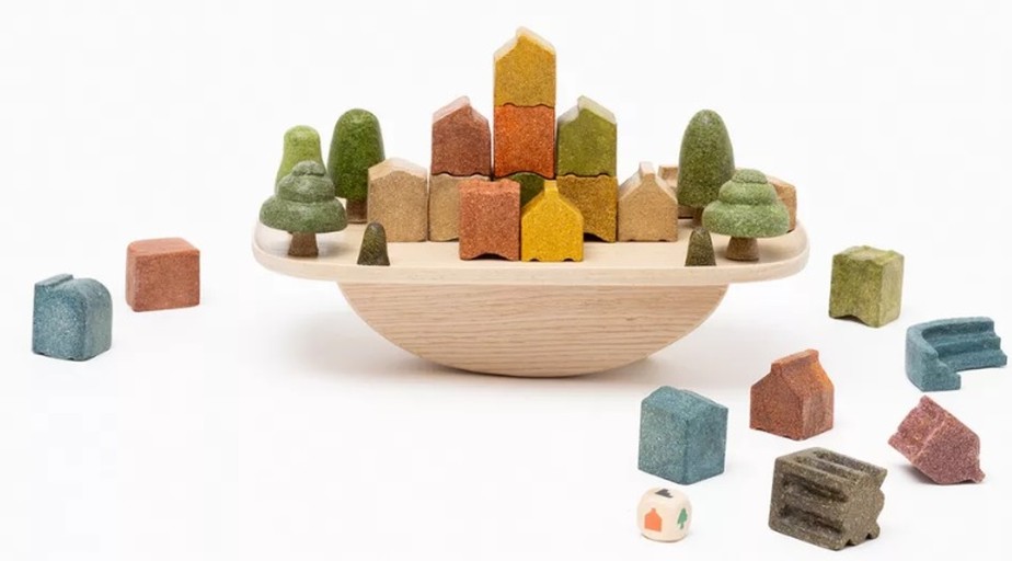 A designer sul-coreana Subin Cho criou uma vila de brinquedo feita de resíduos de casca de arroz