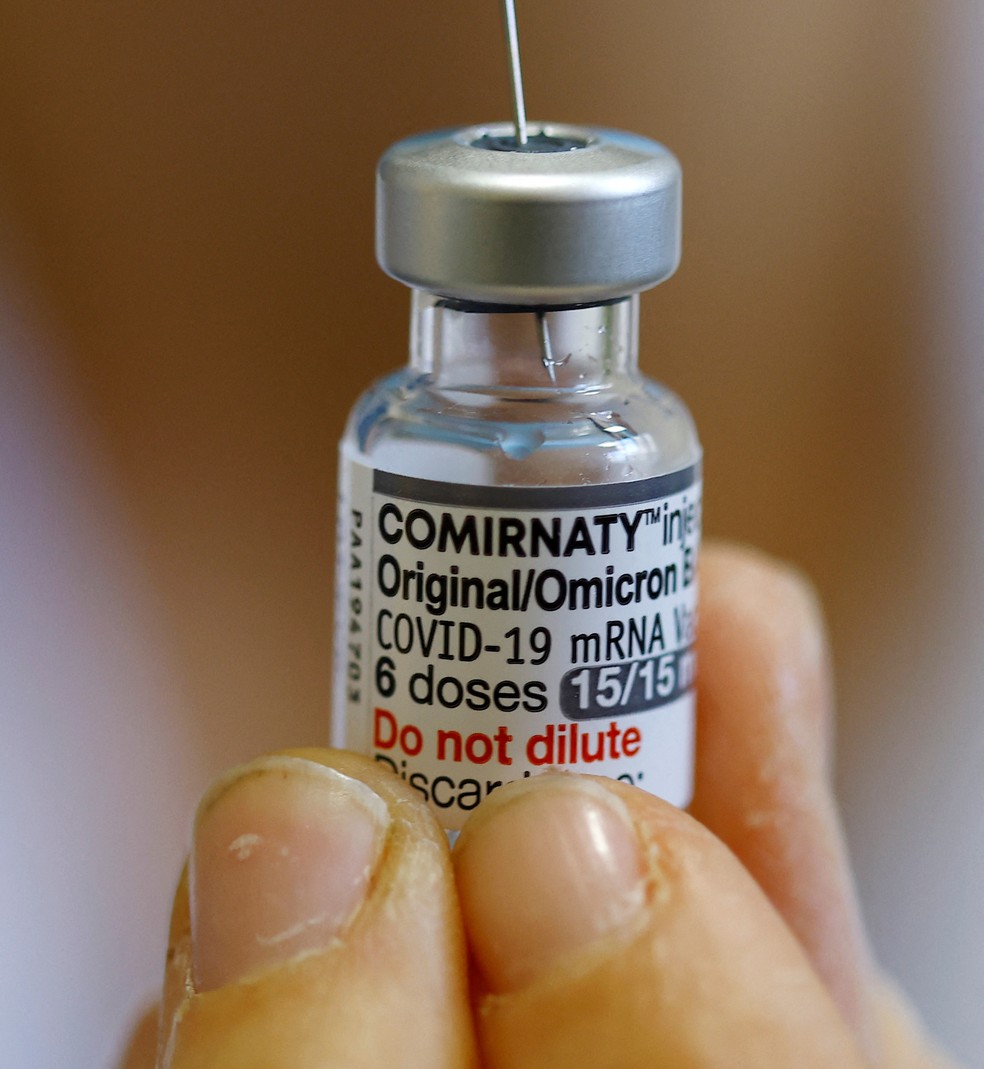 Vacina bivalente da Pfizer — Foto: Eric Gaillard/Reuters