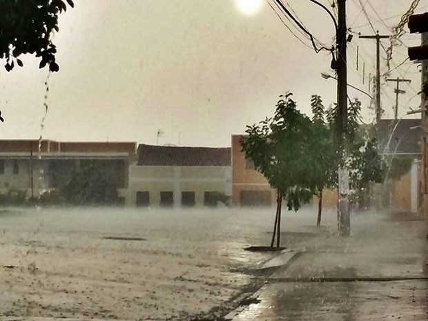 Chuva foi registrada na cidade de Campo Grande, RN (Foto: Diego Moicano/CG na Mídia)