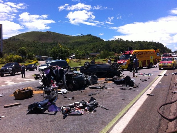 O acidente envolvou dois carros na rodovia Castello Branco (Foto: Juliana Furio/TV Tem)