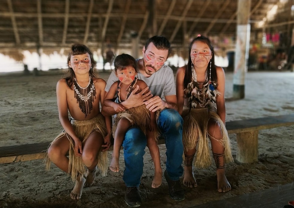 Escritor de Cerqueira César desenvolve projeto em comunidade indígena — Foto: Moises Maciel da Costa/Arquivo pessoal