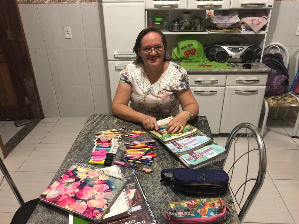 Wanusa ajuda a filha nos estudos com frases de motivação no Ceará — Foto: Maristela Gláucia/Sistema Verdes Mares