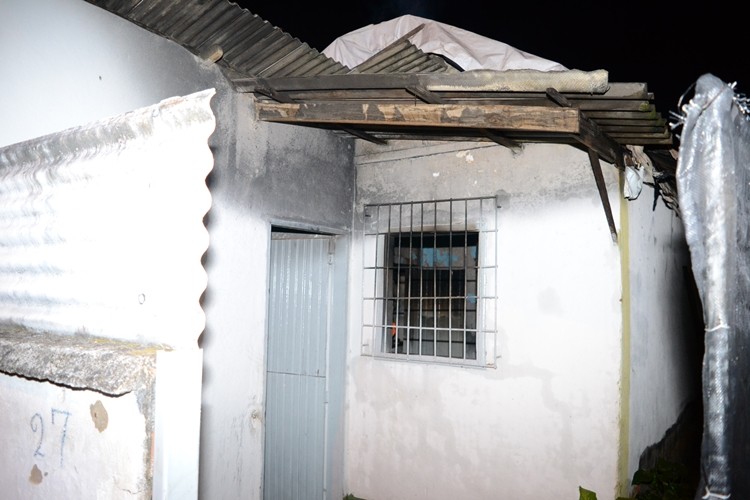 Casa fica destruída após incêndio no Bairro São Pedro, em Muriaé