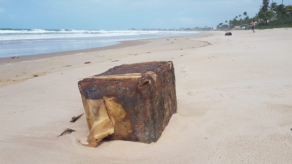 'Caixas misteriosas' reaparecem no litoral pernambucano — Foto: Clemente Junior