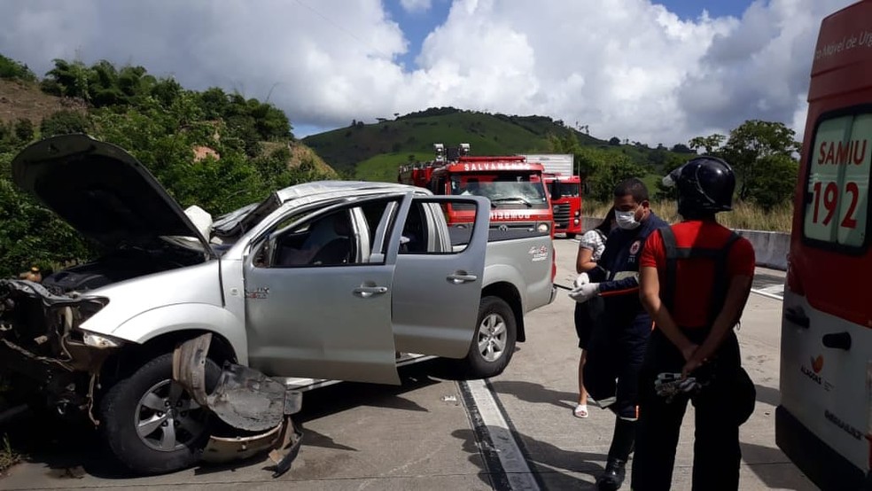 Bombeiros e Samu foram acionados para ocorrência na BR-101 em Novo Lino, AL — Foto: Ascom/Bombeiros