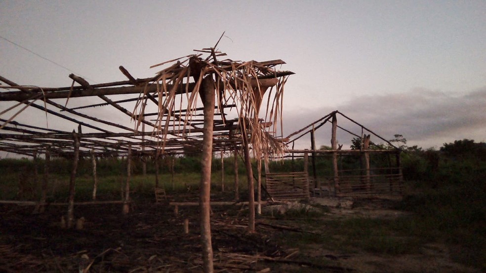 Escola Municipal de Ensino Fundamental Paulo Anacleto ficou totalmente queimada. — Foto: Reprodução