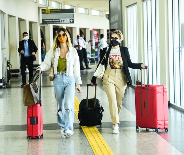 Vitória Strada e Marcella Ricca desembarcam em aeroporto de São Paulo (Foto: Leo Franco/AgNews)