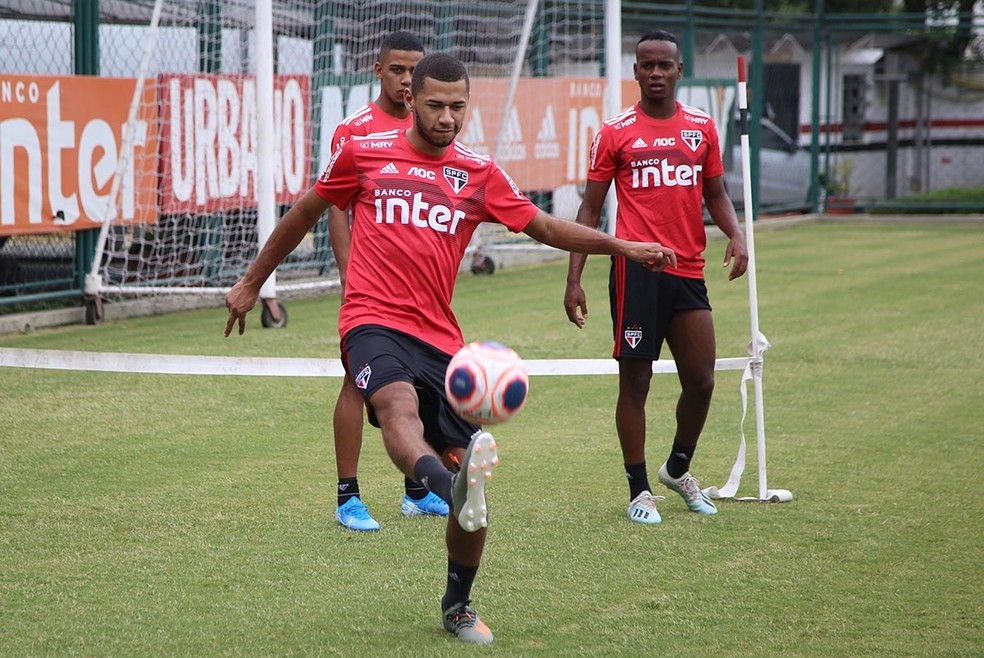 Fabinho é mais um jogador da base no elenco profissional do São Paulo  — Foto: Rubens Chiri / saopaulofc.net