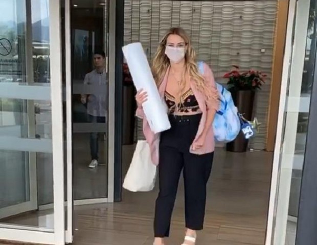 De máscara, Marcela desembarca em aeroporto (Foto: Reprodução/Instagram)
