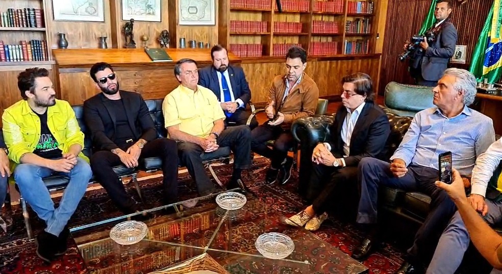 Presidente Jair Bolsonaro (PL) se encontra com cantores sertanejos no Palácio da Alvorada — Foto: Reprodução