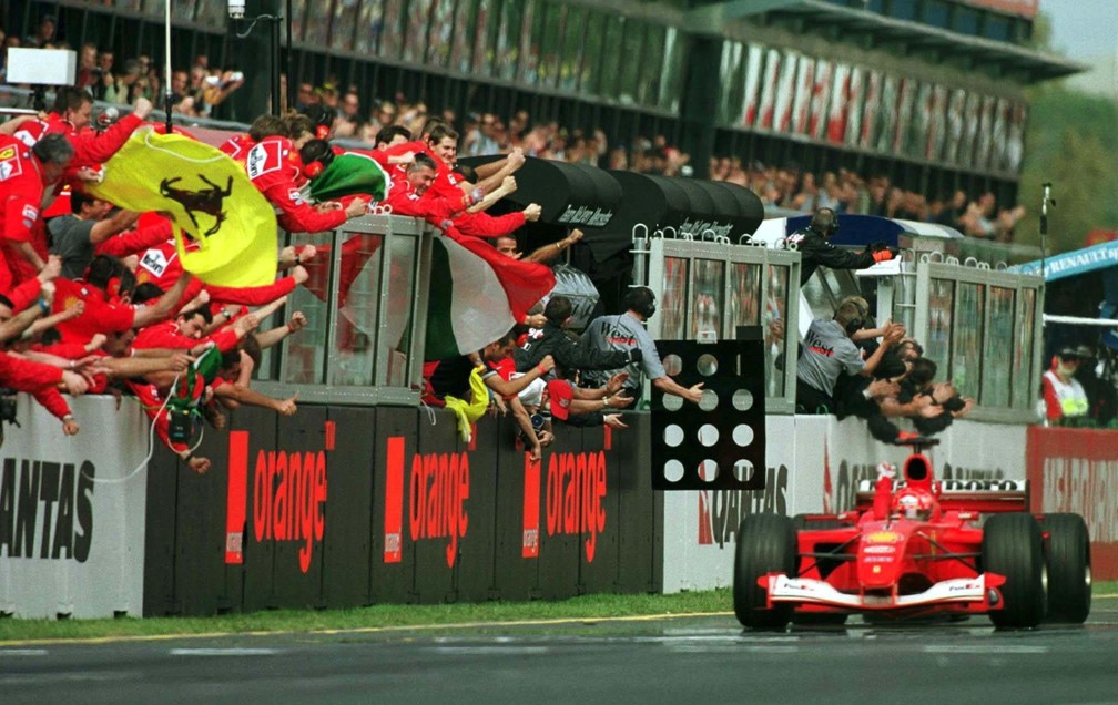 Michael Schumacher cruza a linha de chegada para vencer o GP da Austrália de 2001 — Foto: Getty Images