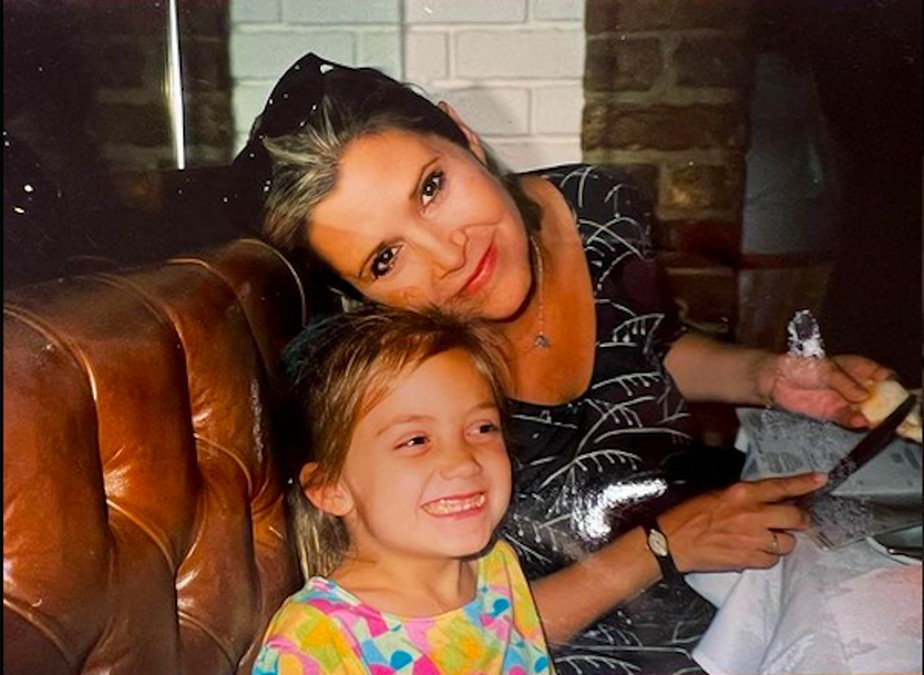 A foto de infância compartilhada pela atriz Billie Lourd no dia do aniversário da morte de sua mãe, a atriz Carrie Fisher (1956-2016)