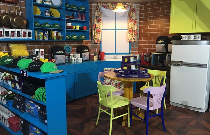 A cozinha do apartamento da Monica foi transformada em uma loja (Foto: Carina Brito)