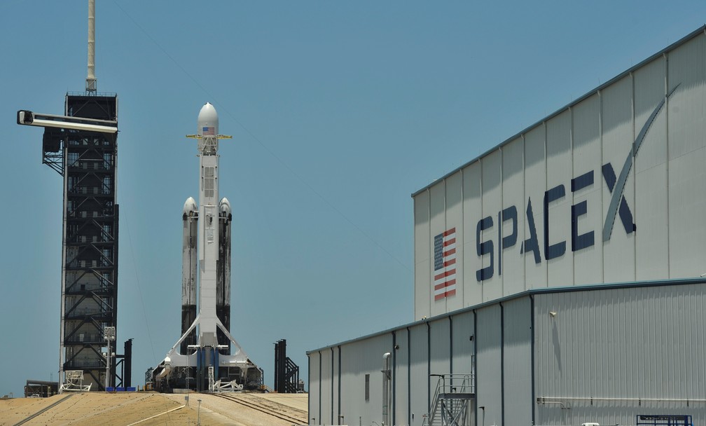 Foguete Falcon Heavy da SpaceX, durante preparaÃ§Ã£o antes do lanÃ§amento â Foto: Steve Nesius/File Photo/Reuters