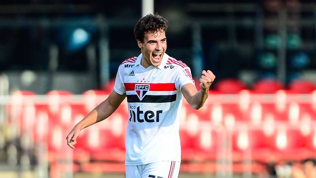 Igor Gomes comemora o gol pelo São Paulo