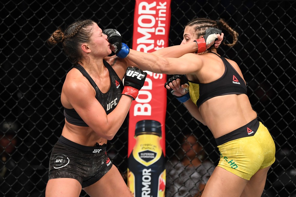 Lauren Mueller e Poliana Botelho fizeram uma luta equilibrada no UFC 236 — Foto: Getty Images