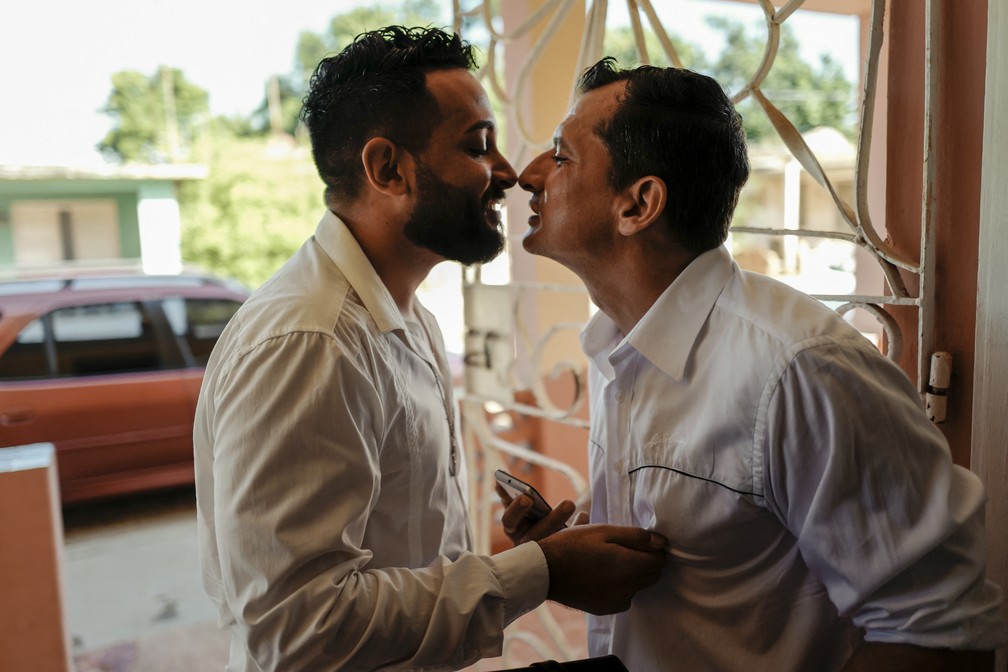 Adiel Gonzalez e Lázaro Gonzalez se casam em Bolondron, em Cuba, em 13 de outubro de 2022 — Foto: Adalberto Roque/AFP