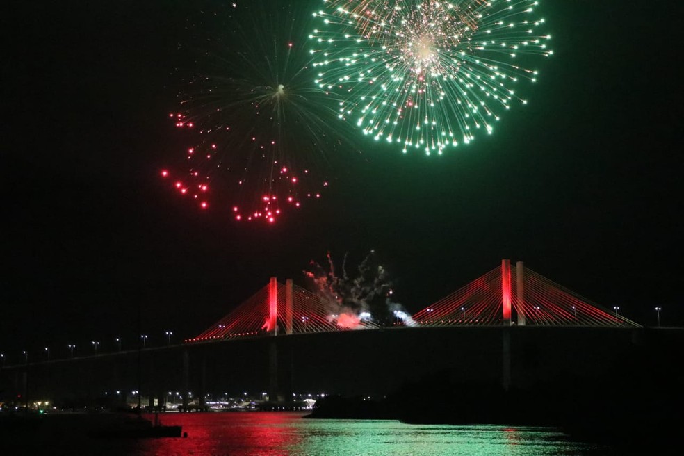 Queima de fogos na ponte Newton Navarro, em Natal — Foto: Elias Medeiros