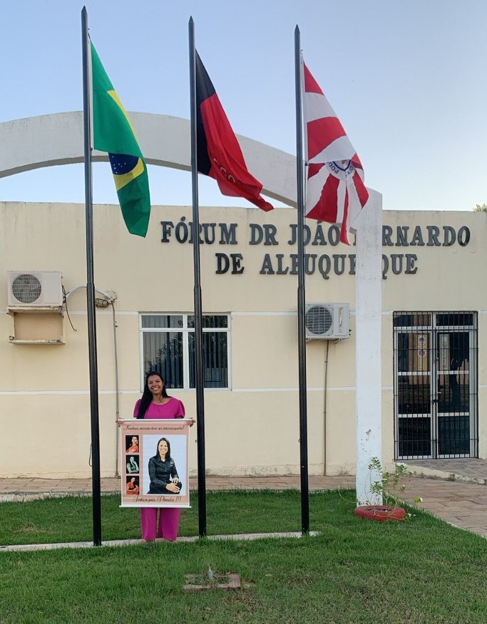 Irmã de Pâmela, Bruna Bessa, em frente ao Fórum de Justiça. Bruna acompanhou todo o julgamento, que teve inicío às 10h. — Foto: Bruna Bessa