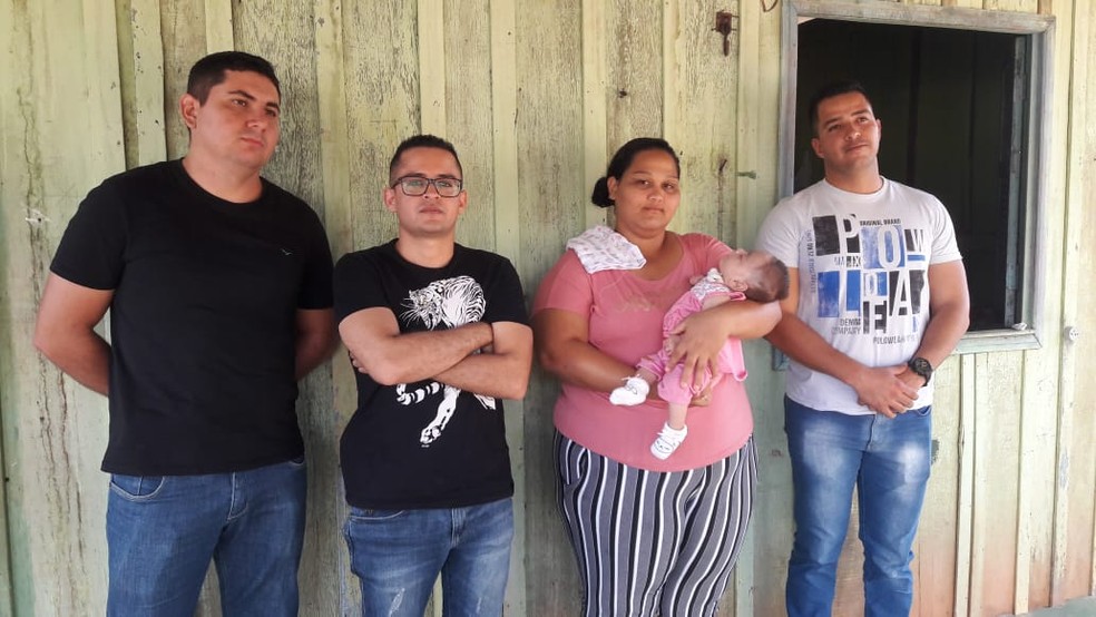 Policiais, mãe e bebê se reencontraram nesta quarta-feira (10).  — Foto: Rede Amazônica/Reprodução