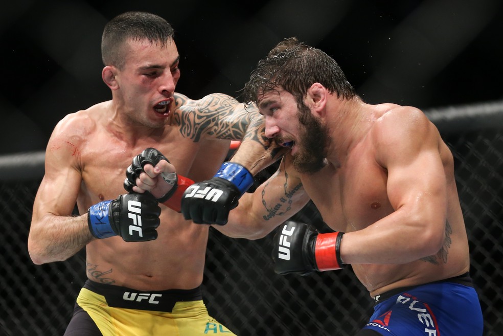 Thomas Almeida contra Jimmie Rivera no UFC Long Island — Foto: Getty Images