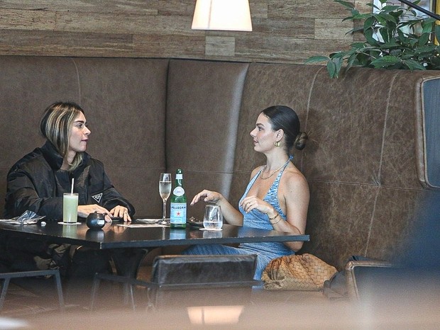 Isis Valverde e Thaila Ayala almoçam no Rio de Janeiro (Foto: AgNews)