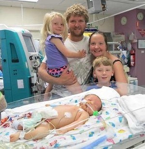 Durante toda sua estadia no hospital Jacob teve a companhia da família (Foto: Reprodução)