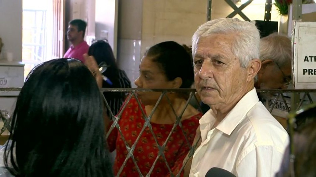 Aurédio José do Couto, de 71 anos, derrubou móveis e jogou documentos no chão  após se irritar em posto de saúde no Espírito Santo (Foto: Luciney Araújo/ TV Gazeta)