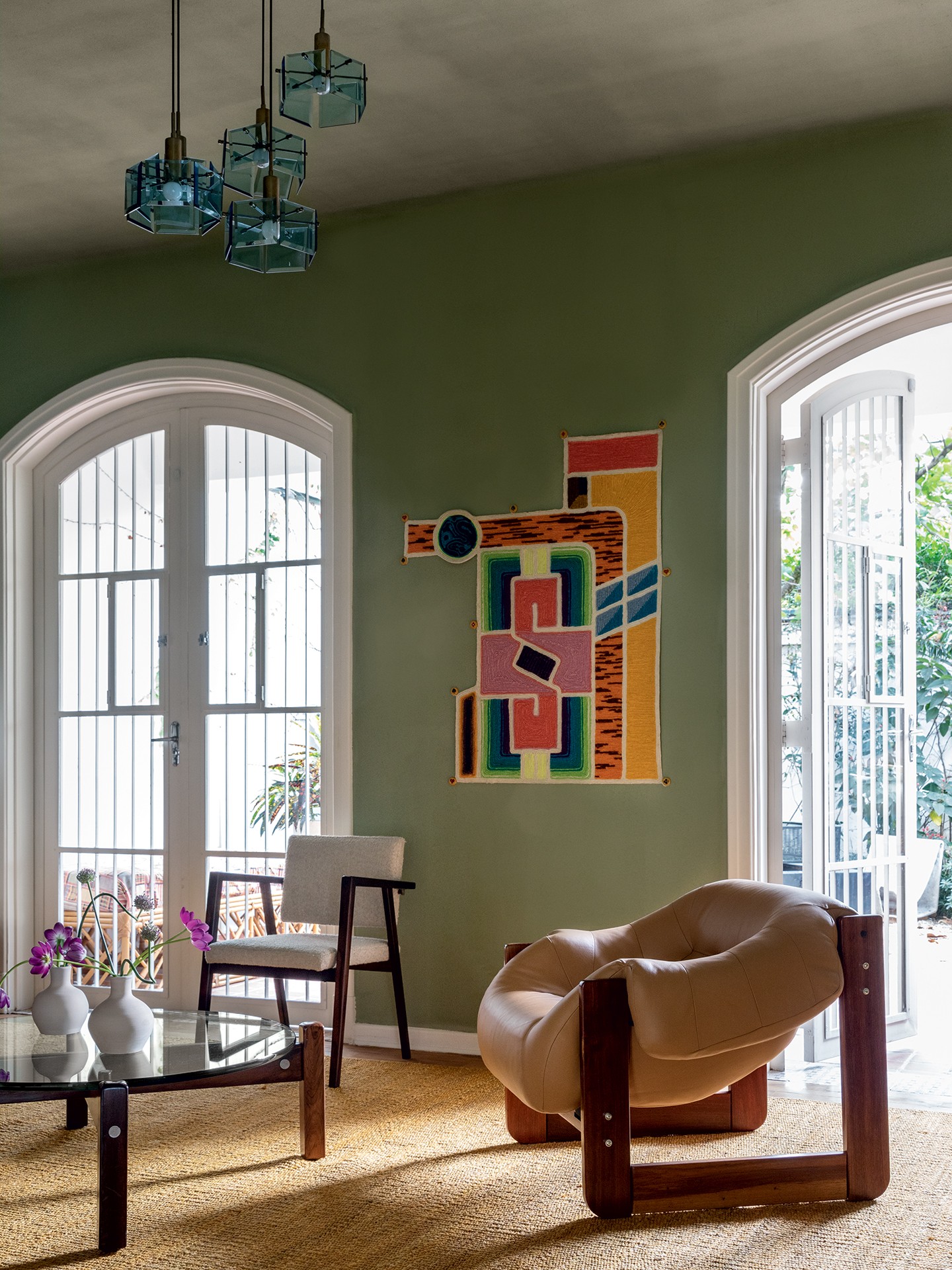 Casa dos anos 1940 tem arcos e cores fortes em decoração despretensiosa (Foto: Ruy Teixeira)