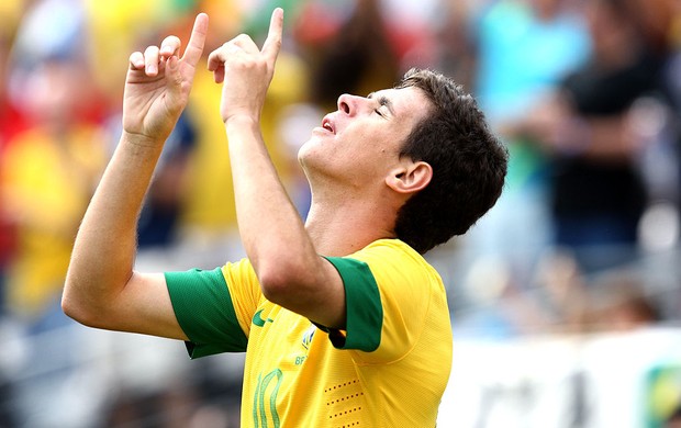 Oscar comemora gol do Brasil contra a Argentina (Foto: Mowa Press)