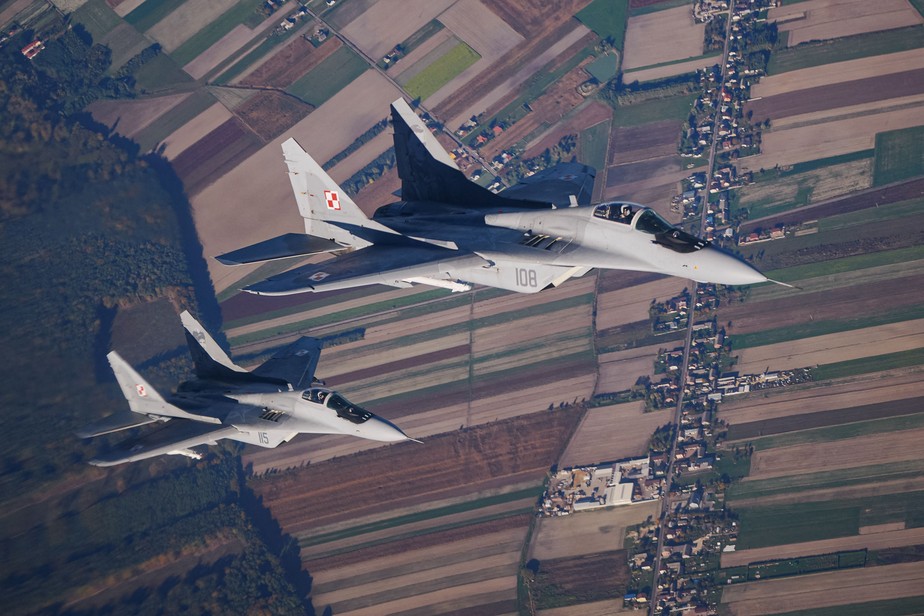 Caças MiG-29 participam do exercício Air Shielding, da OTAN, perto da base aérea em Lask, na Polônia