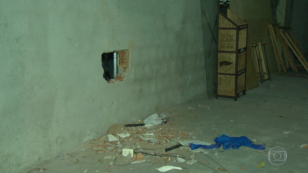 Buraco aberto pelos criminosos em casarão no Centro. (Foto: Reprodução/ TV Globo)