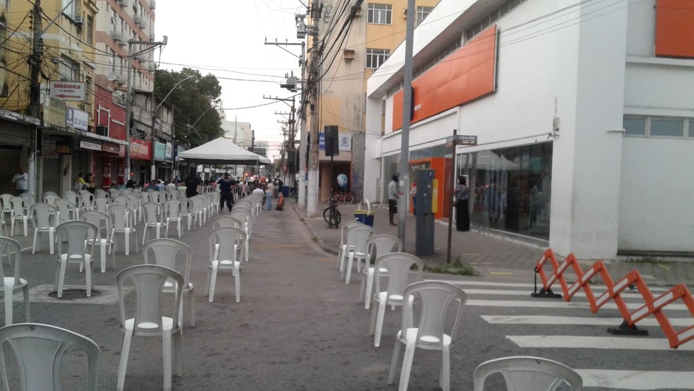 Cadeiras para atendimento do auxílio emergencial foram colocadas na rua com distância de 2 metros entre cada uma para evitar propagação do coronavírus em Macaé, no RJ — Foto: Divulgação/Prefeitura de Macaé