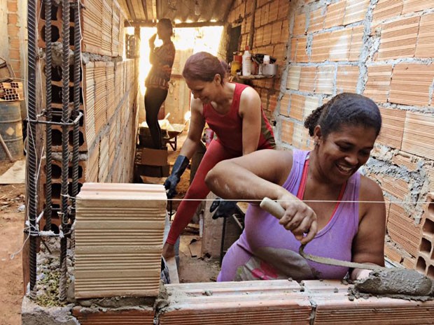 Projeto social ensina mulheres de baixa renda a construir casas  (Foto: Divulgação)
